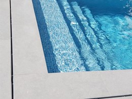 Escaleras ancho piscina